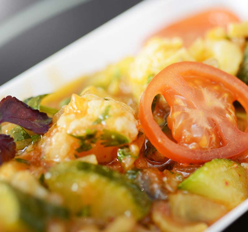 gros plan d'un plat de veau avec ses petits légumes et son boulgour