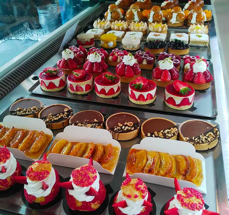vitrine-patisserie-toques